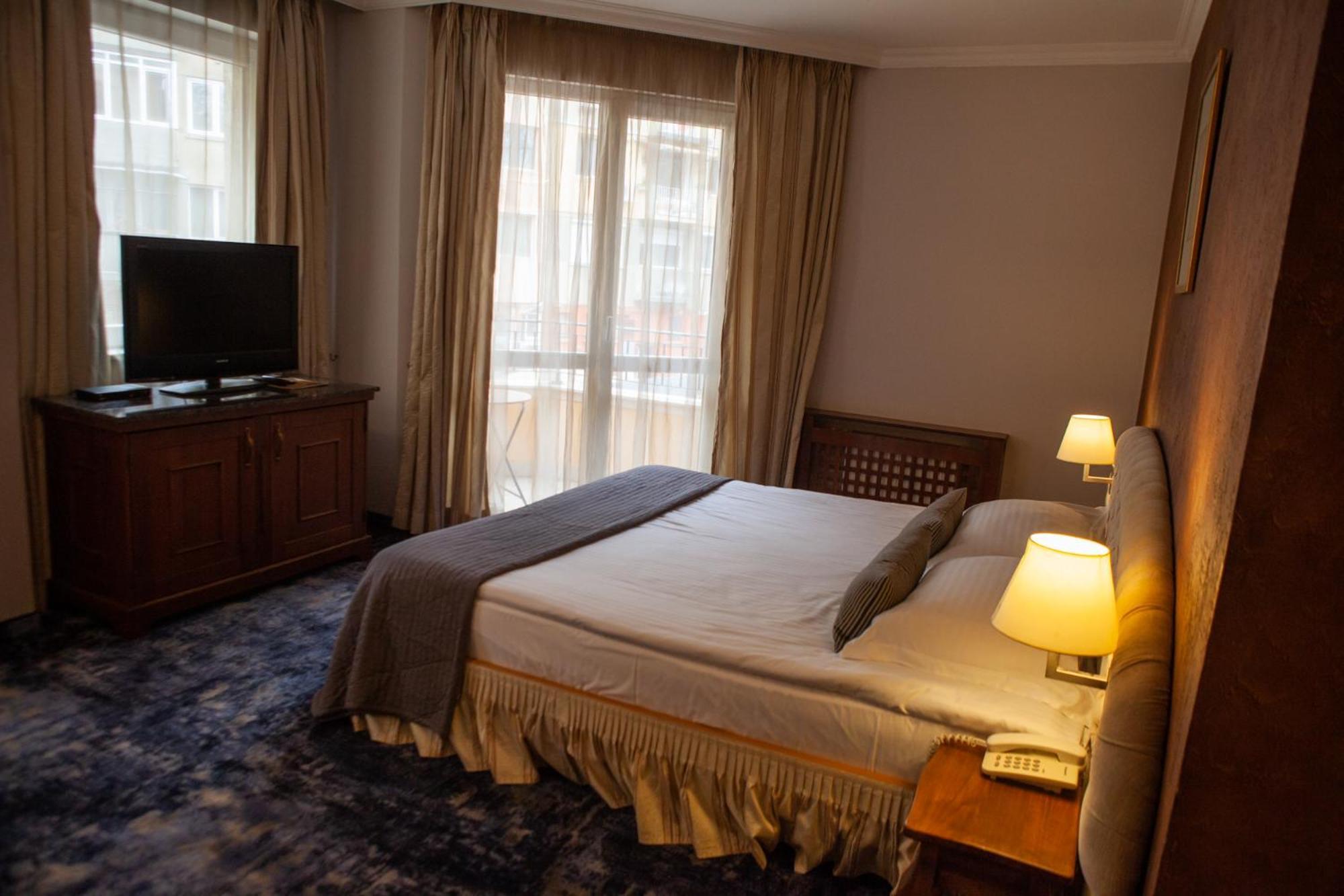 Meg-Lozenetz Hotel Sofia Bagian luar foto